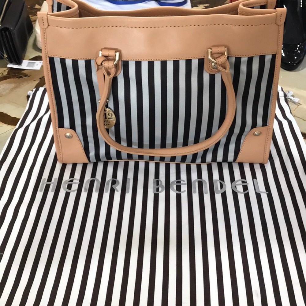 Henri Bendel shoulder bag in mint condition